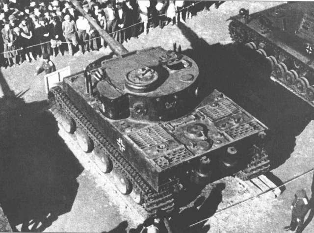 Initial Production Pz VI Tiger I_02.jpg